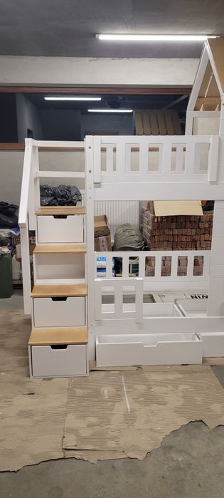 Łóżko piętrowe domek