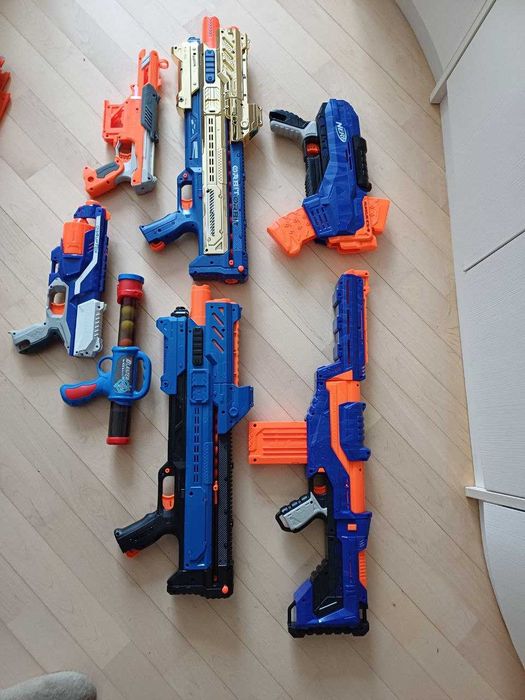 Продам  іграшкові пістолети для хлопчиків.