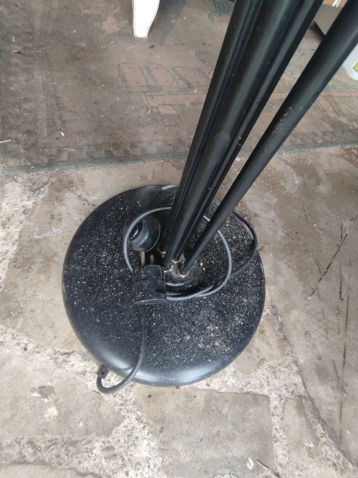 Candeeiro de pé em bom estado