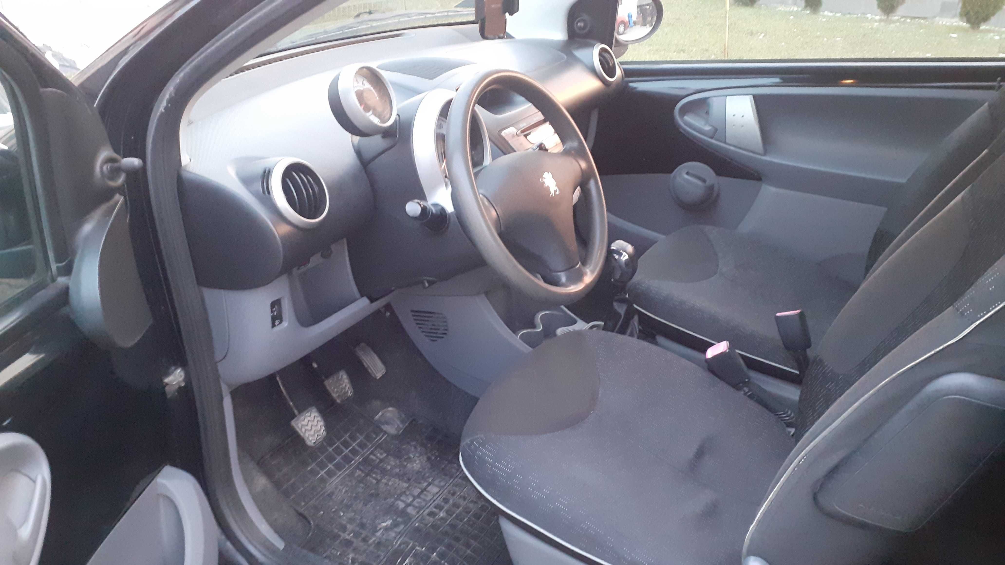 Peugeot 107  z 2011 roku.  Klimatyzacja. Bez oznak korozji