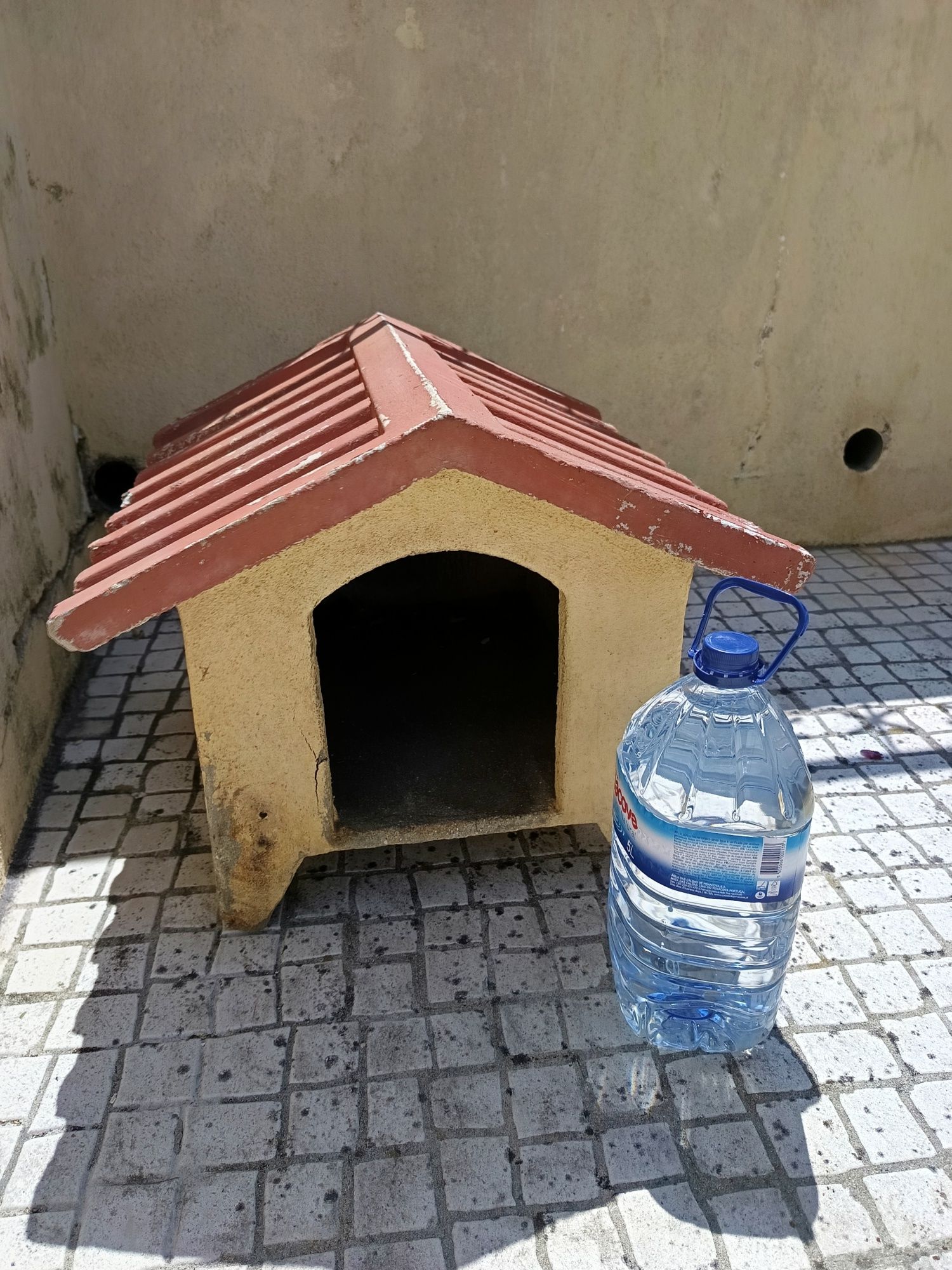 Casota de cão de cimento pequena
