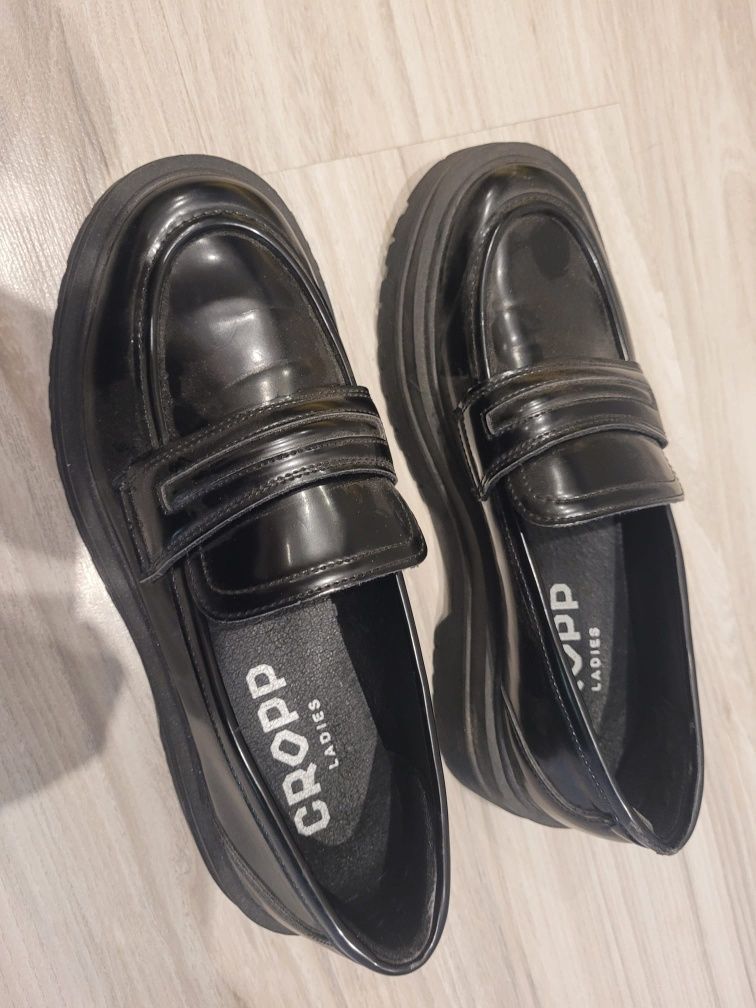 czarne lakierowane mokasyny oksfordki Cropp r.38