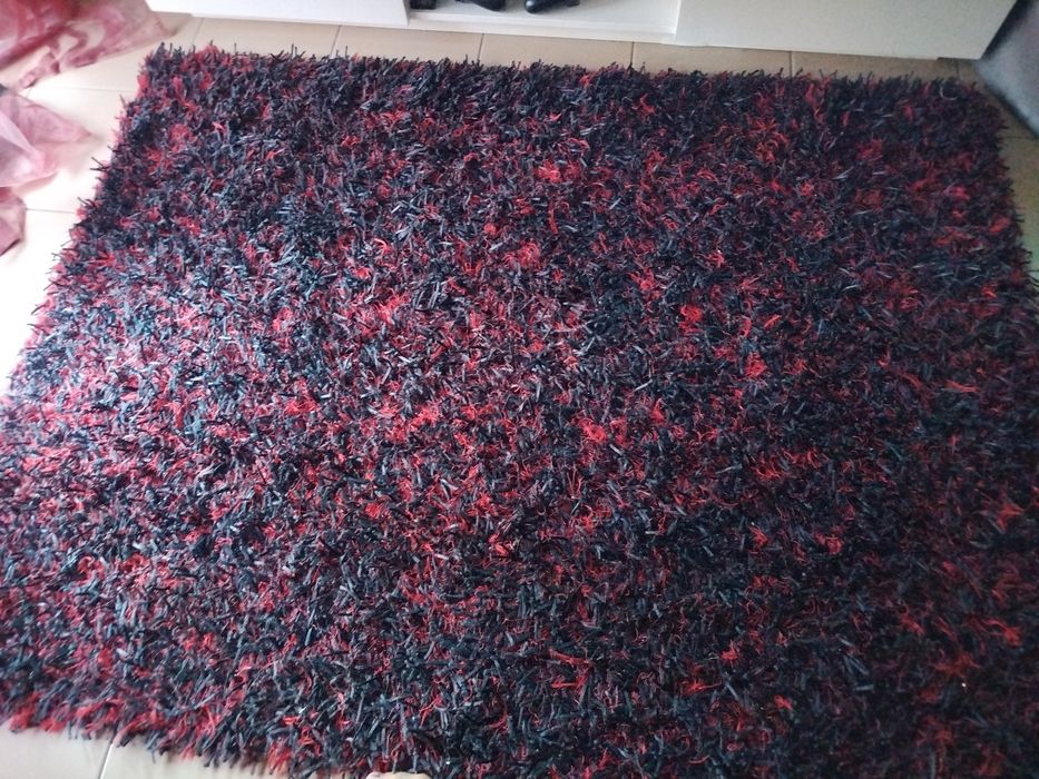 Vendo tapete vermelho e preto