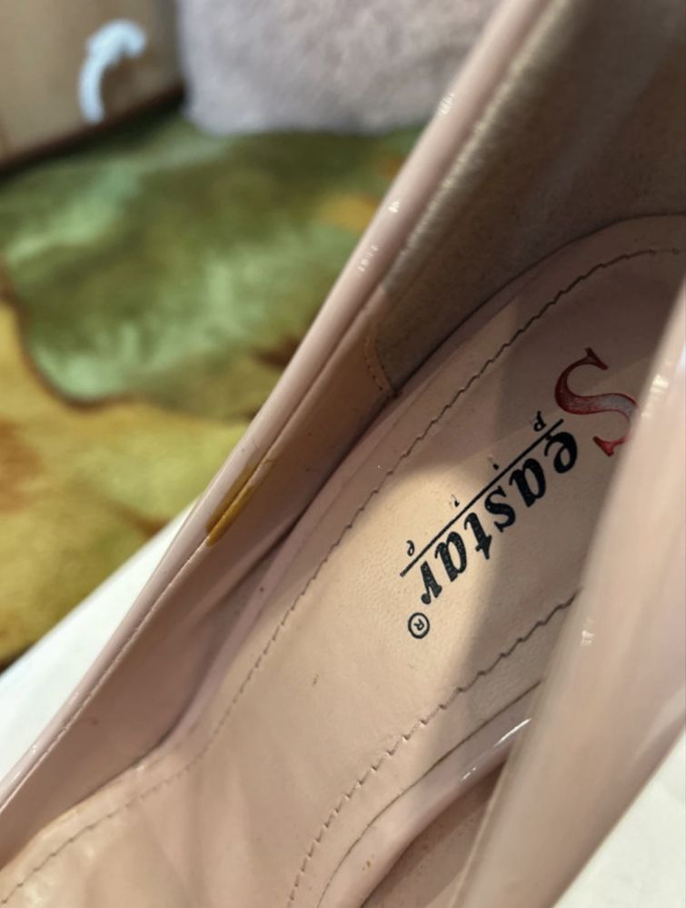 Buty na obcasie lakierowane