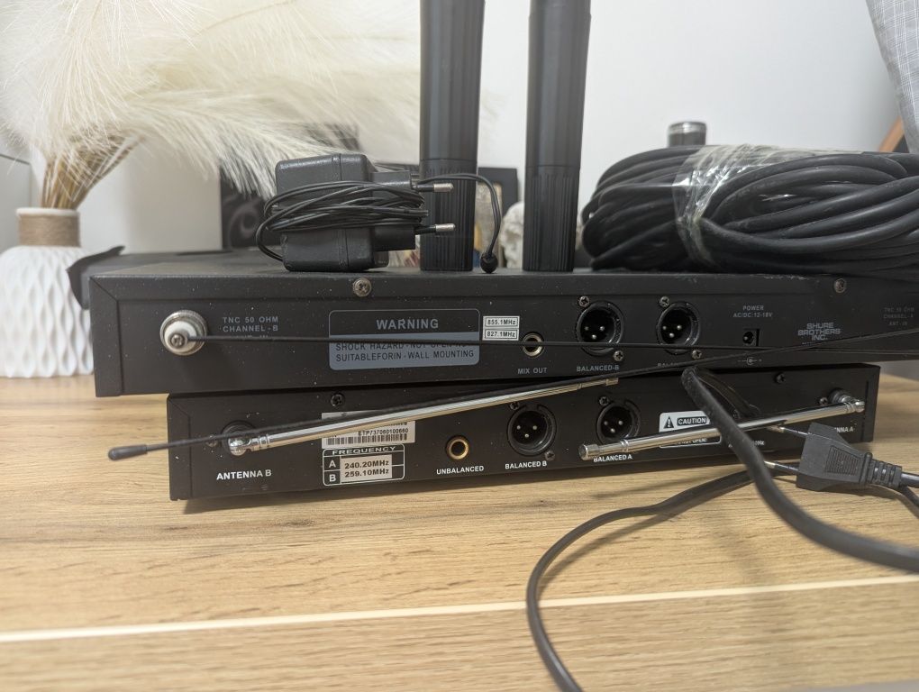 Набір радіомікрофонів SHURE UHF-LX88-III і база ALPHARD