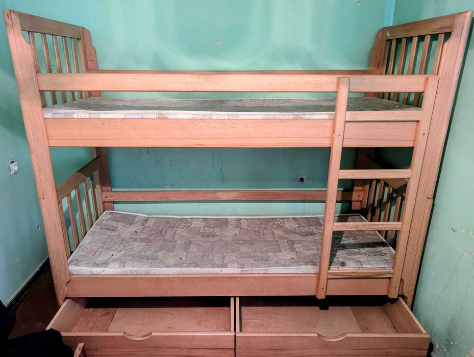 Ліжко двоярусне дубове з матрацами