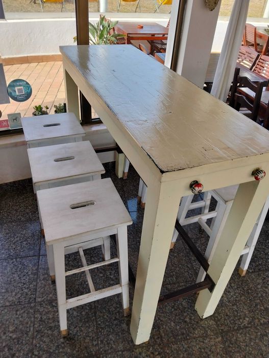 Mesa alta em madeira com 6 cadeiras