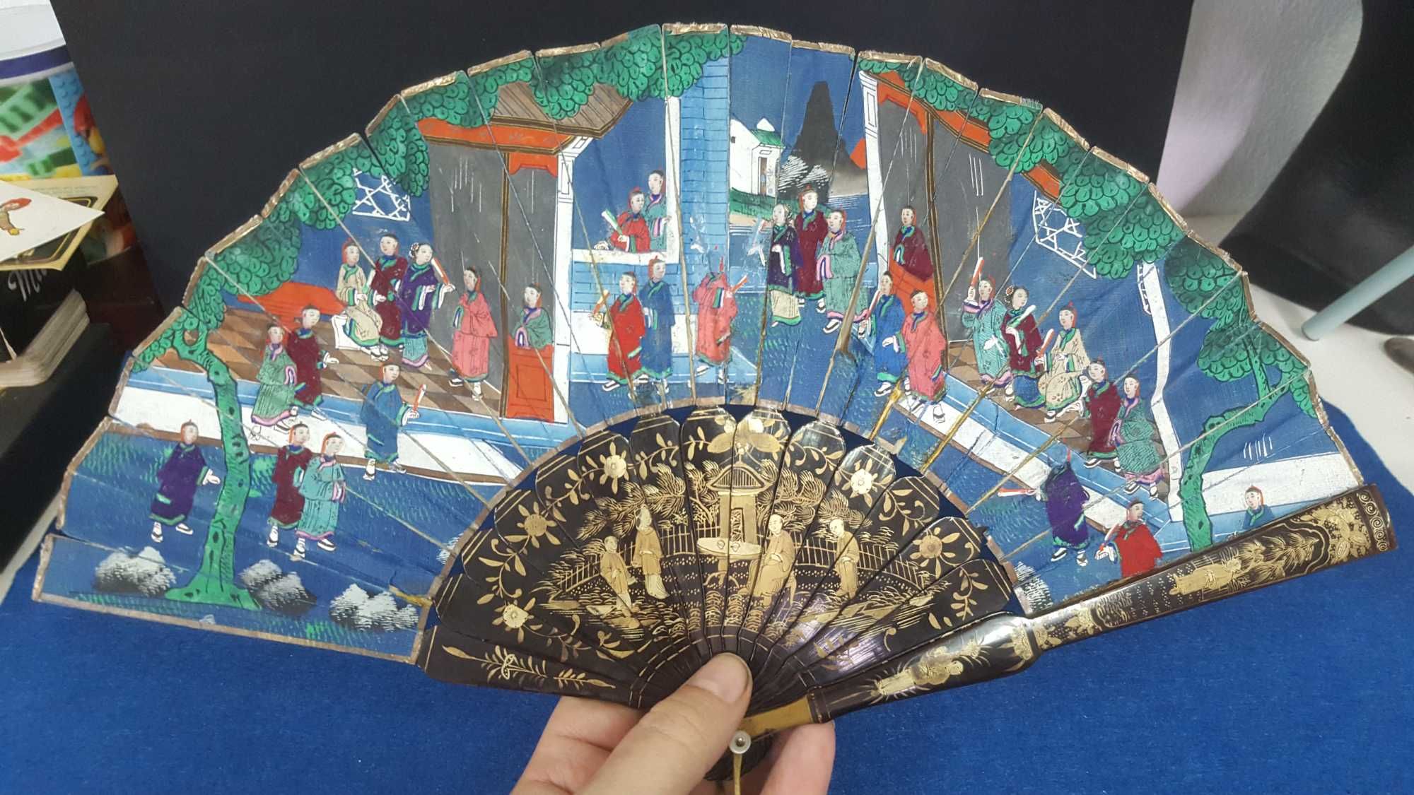 Raro leque chinês pintado á mão com chinoiseries Seculo XIX