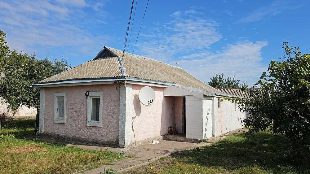 Будинок в місті Яготині – “червоний хутір”. Є ВІДЕООГЛЯД.