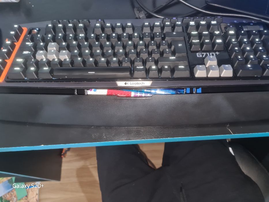 Teclado logitech G710+