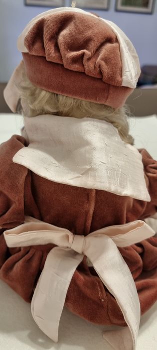 Boneca antiga em porcelana e vestido de veludo rosa