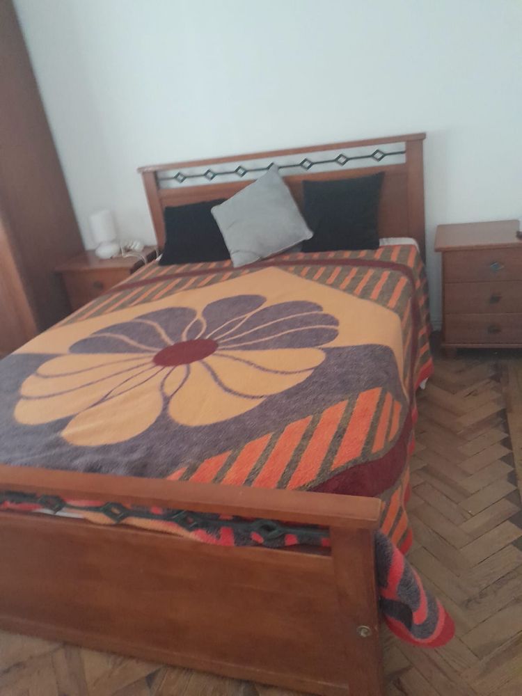 Cama com mesas de cabeceira