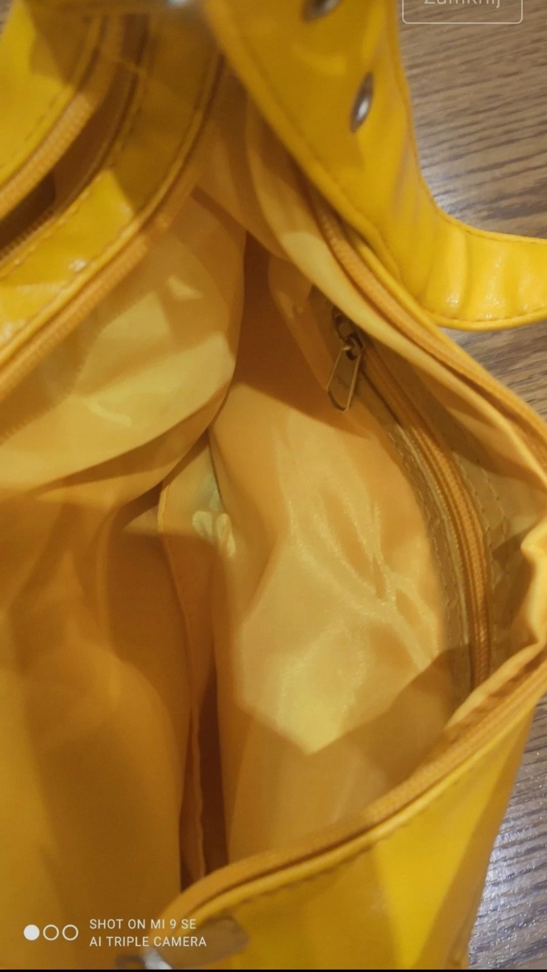 Ładna torebka w żółtym kolorze