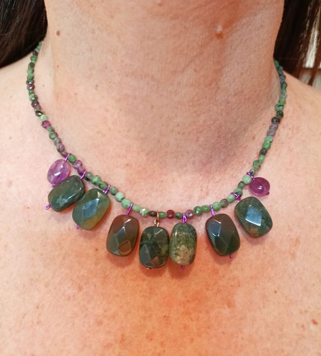 Colar pedras naturais