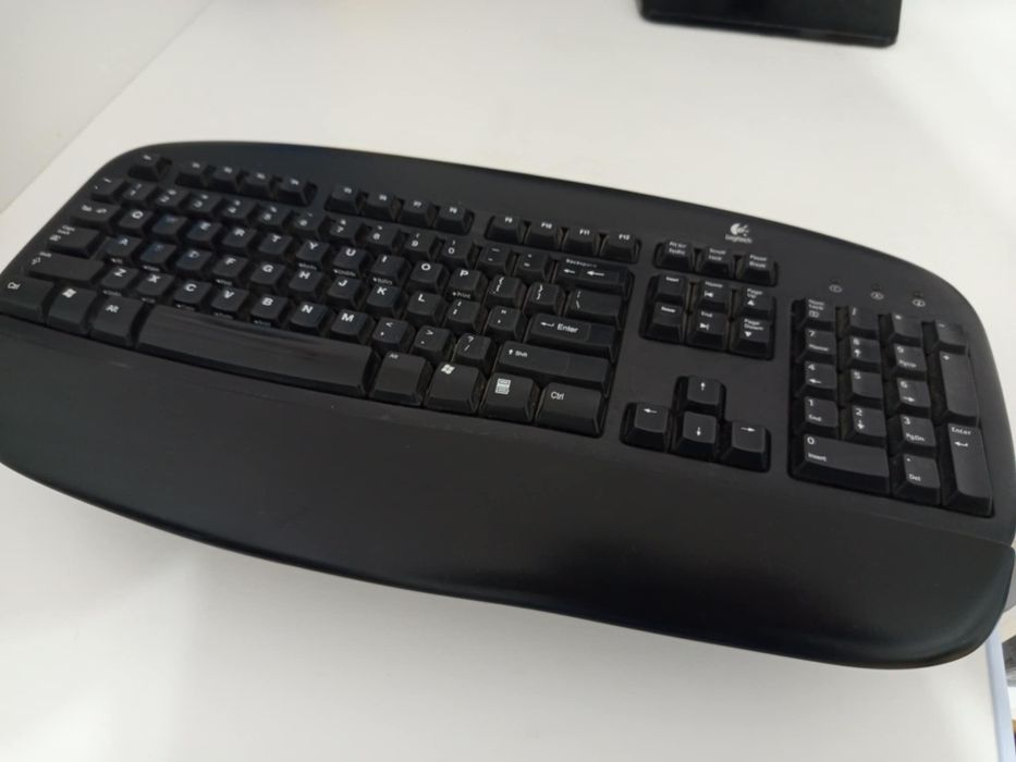 Komputer HP RP5800, Monitor LG 22 cale i klawiatura