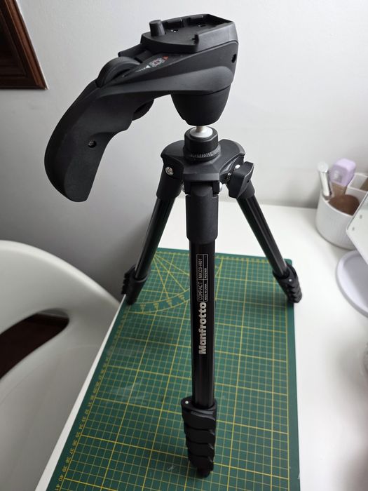 Canon EOS 1100D + bolsa + tripés