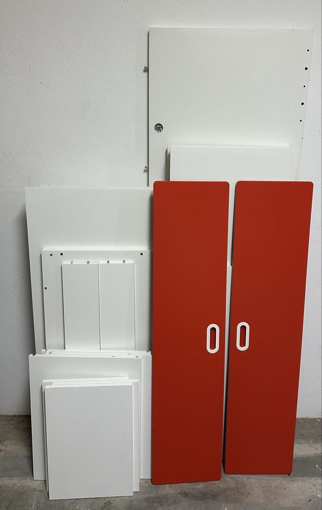 Cama beliche criança Ikea STUVA c/ detalhes em vermelho