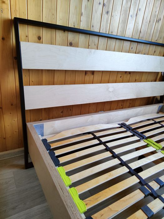 Łóżko i stelaż do kompletu
