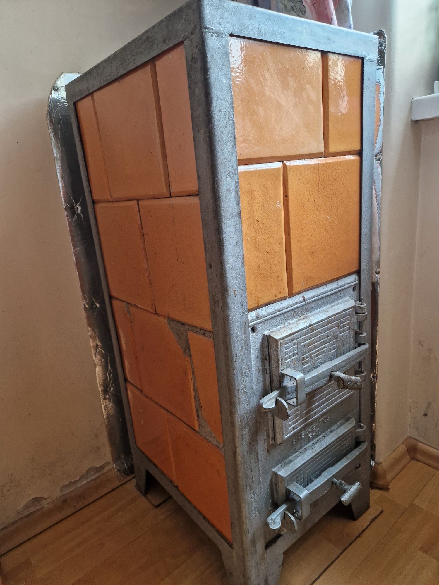 Wolnostojący elektryczny piecyk kaflowy, koza