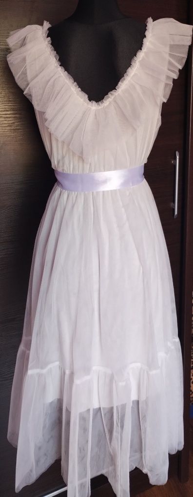 Biała sukienka tiulowa