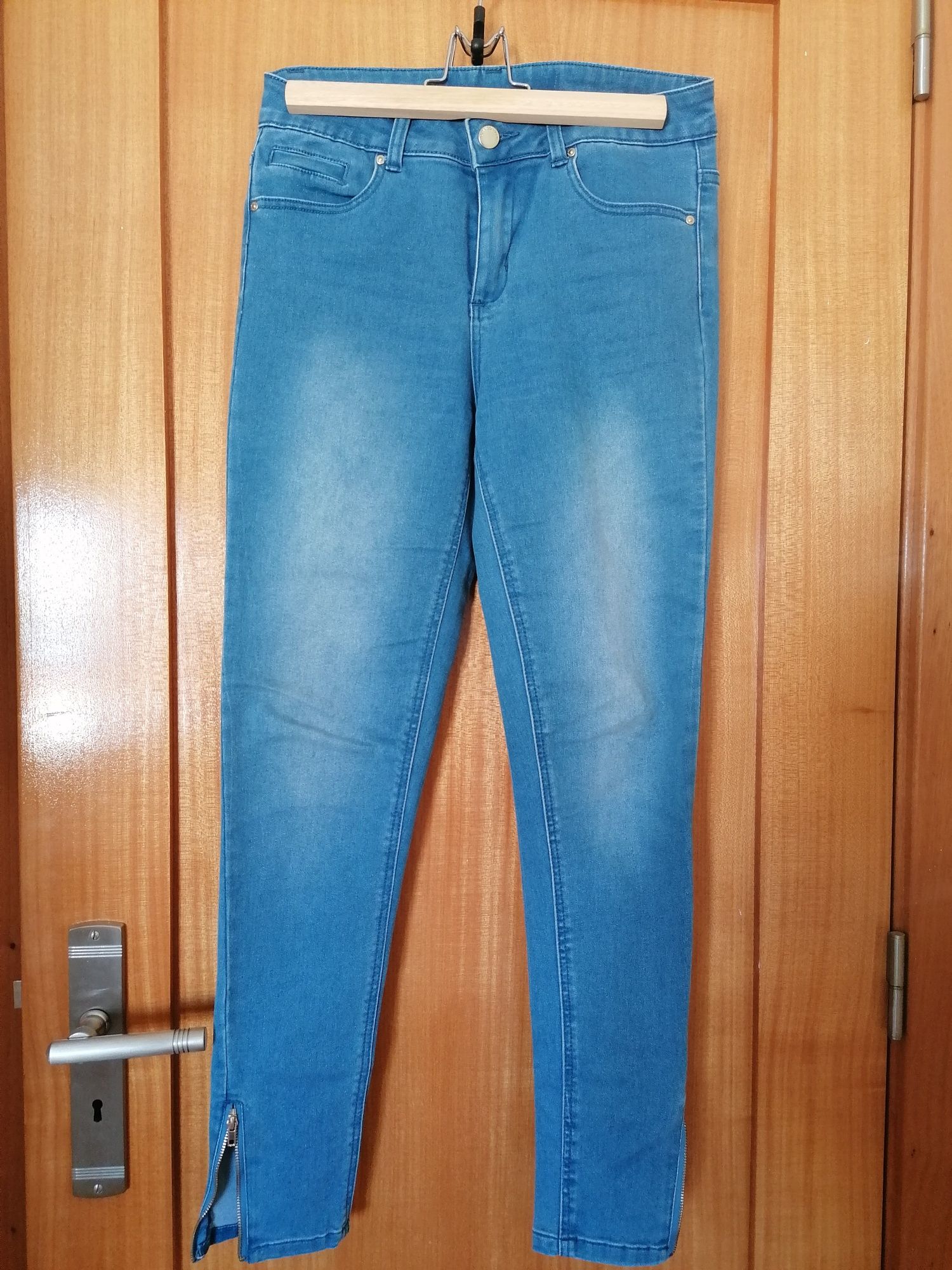 Calças com detalhe fecho na perna
