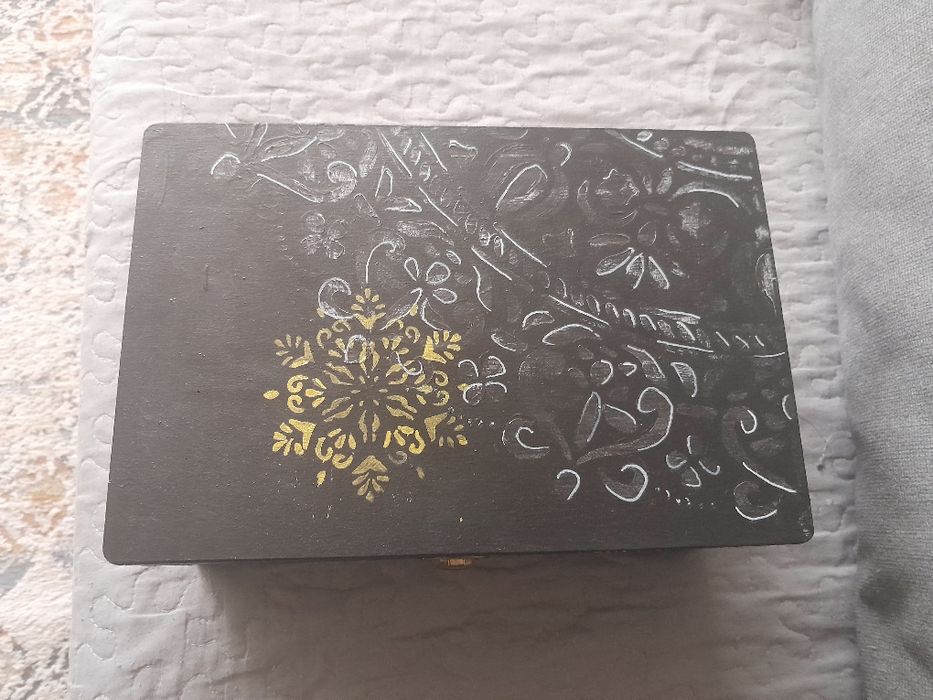 Drewniana dużą skrzynka  ręcznie malowana mandala