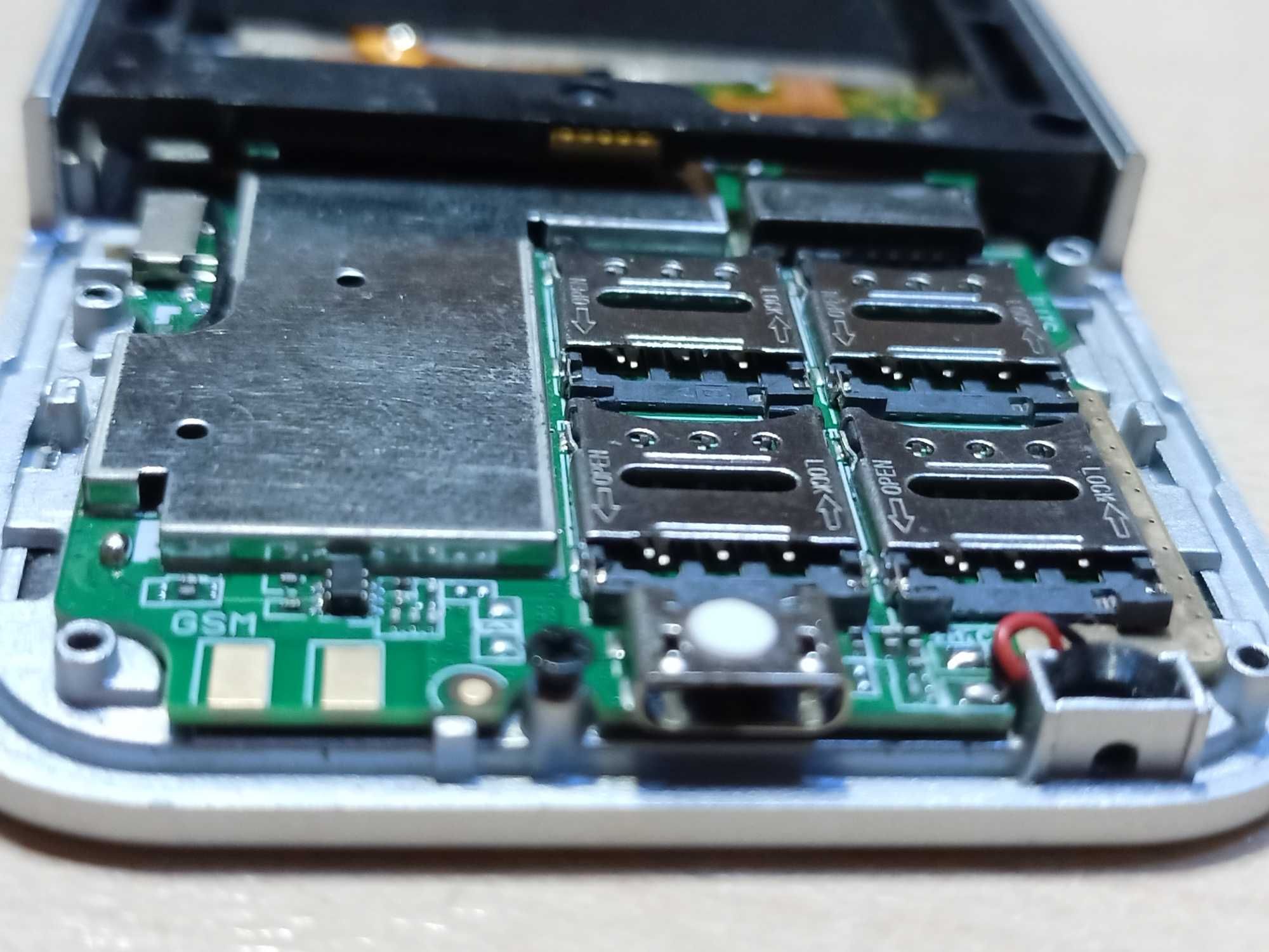 Телефон MKTEL M14 с четырьмя SIM-картами, экраном 2,4 дюйма
