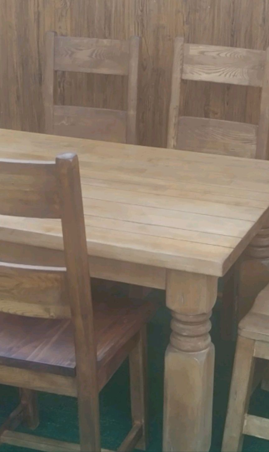 Stół  i sześć krzeseł.