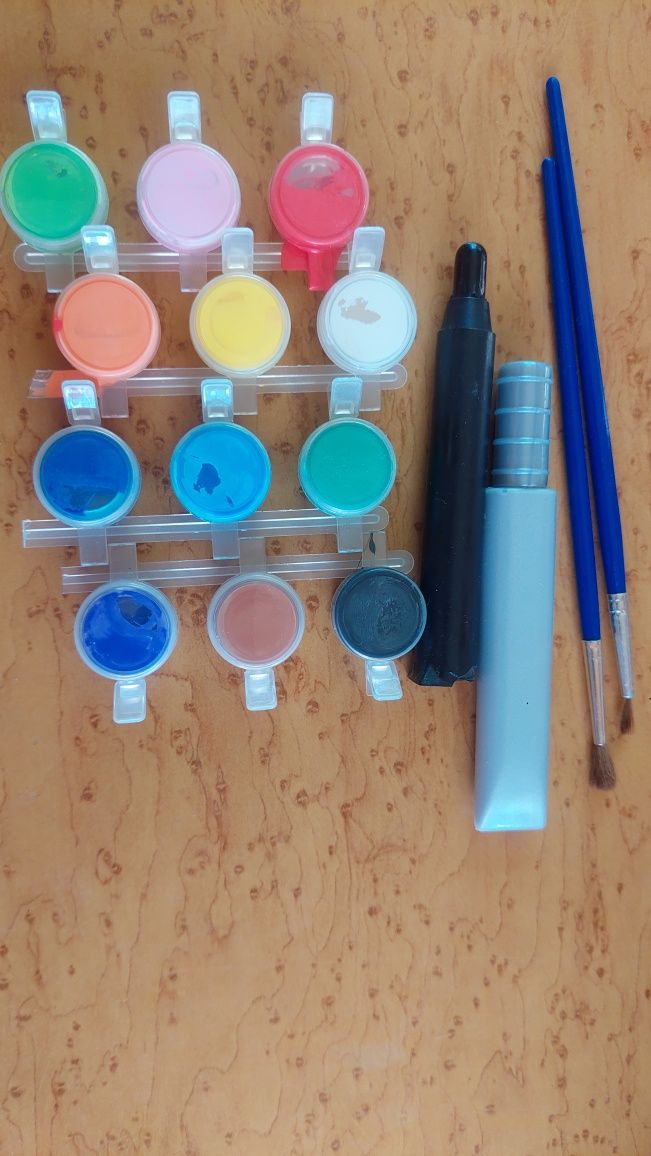 Conjunto de pinturas escolares