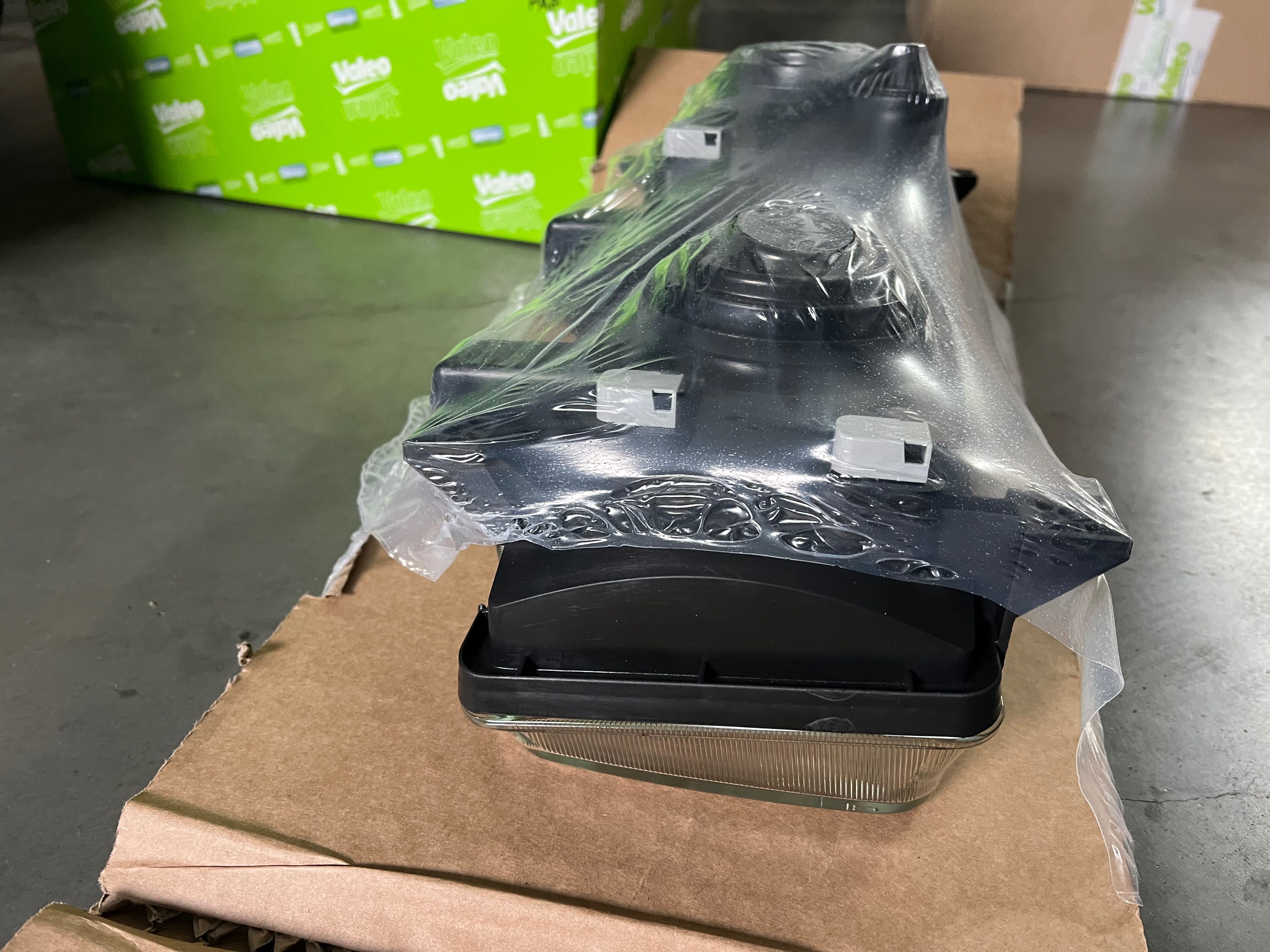 Reflektor Lampa  prawa Nissan Atleon 99-12 Valeo Nowa