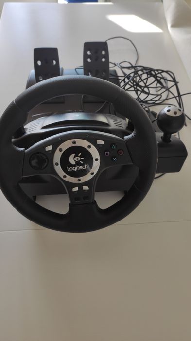 Volante e pedais Logitech