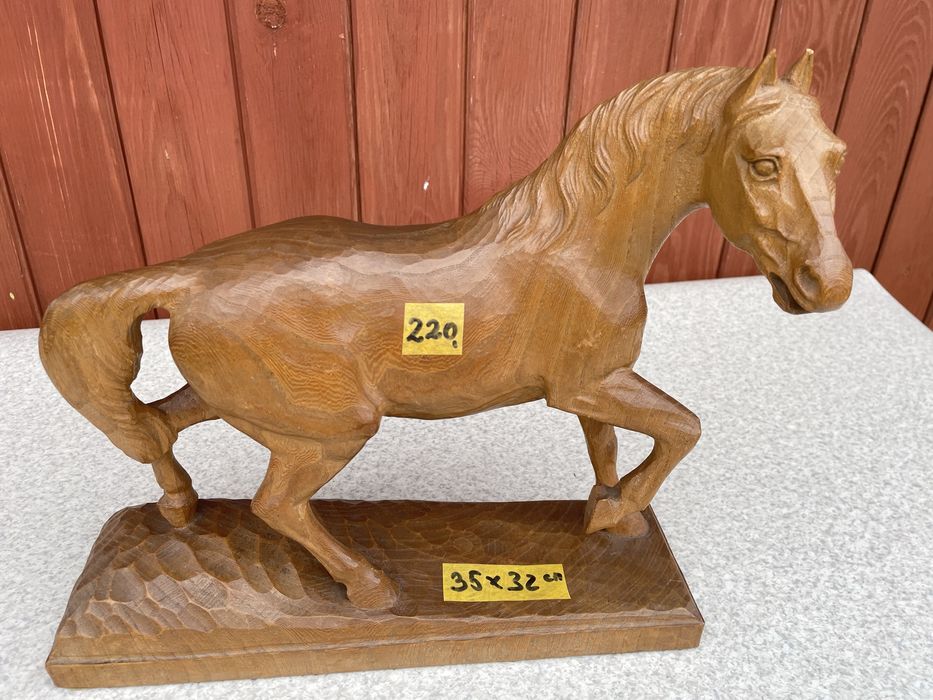 Duża drewniana figurka konia