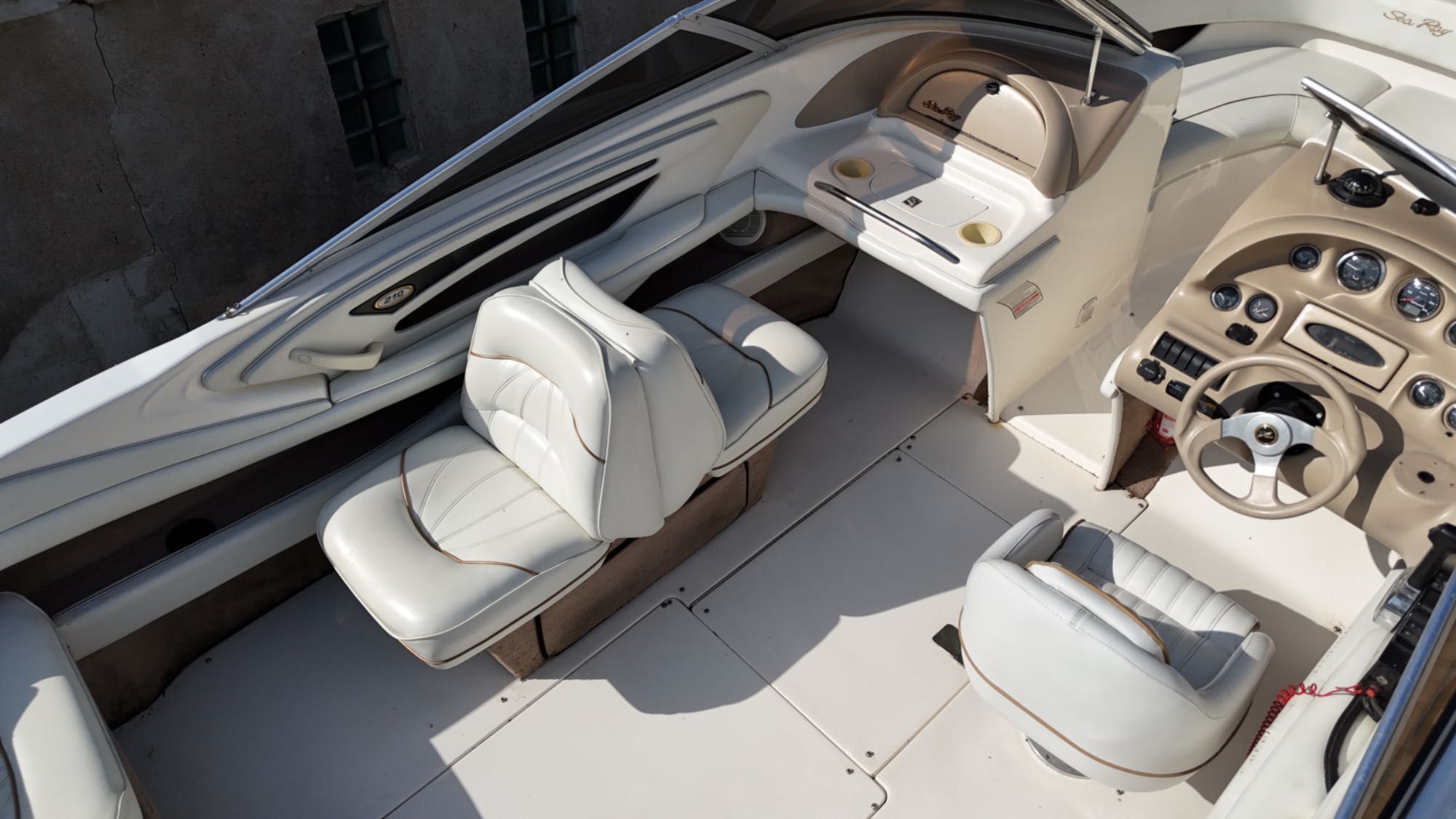 Łódź motorowa SEA RAY 210 Bowrider z silnikiem Honda 225