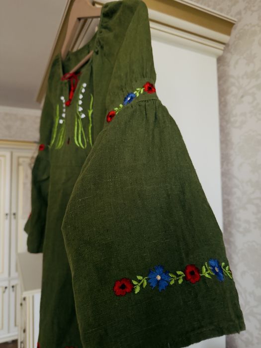 Зелена сукня вишиванка з маками, волошками та конваліями