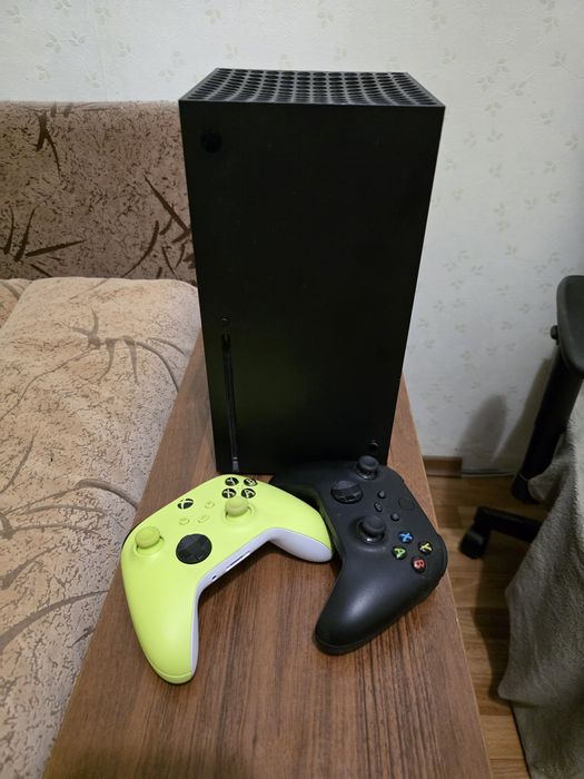 Продам XBOX SERIES X 1Tb 

Два джойстики, ко