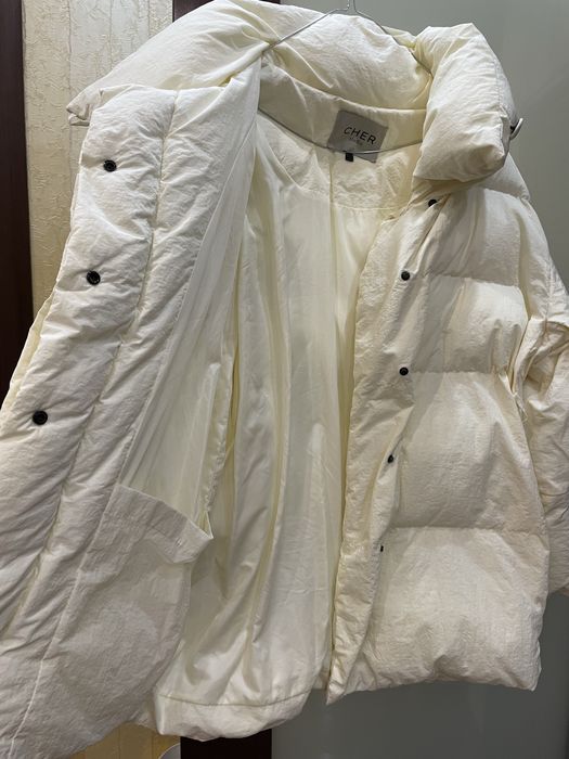 Пуховик Cher17 кремовий колір s/m