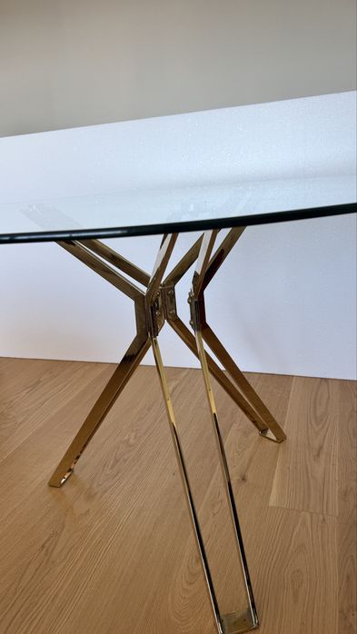 Mesa redonda em vidro 1.10cm, com estrutura metalica dourada.