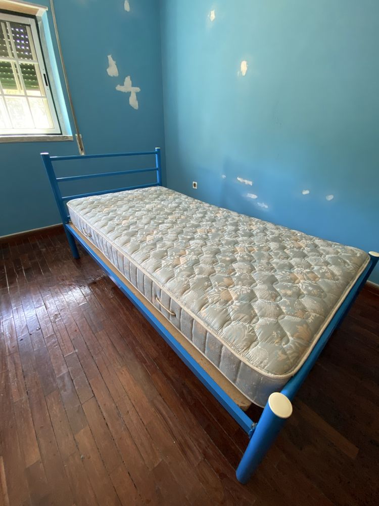 Cama de Solteiro de ferro azul