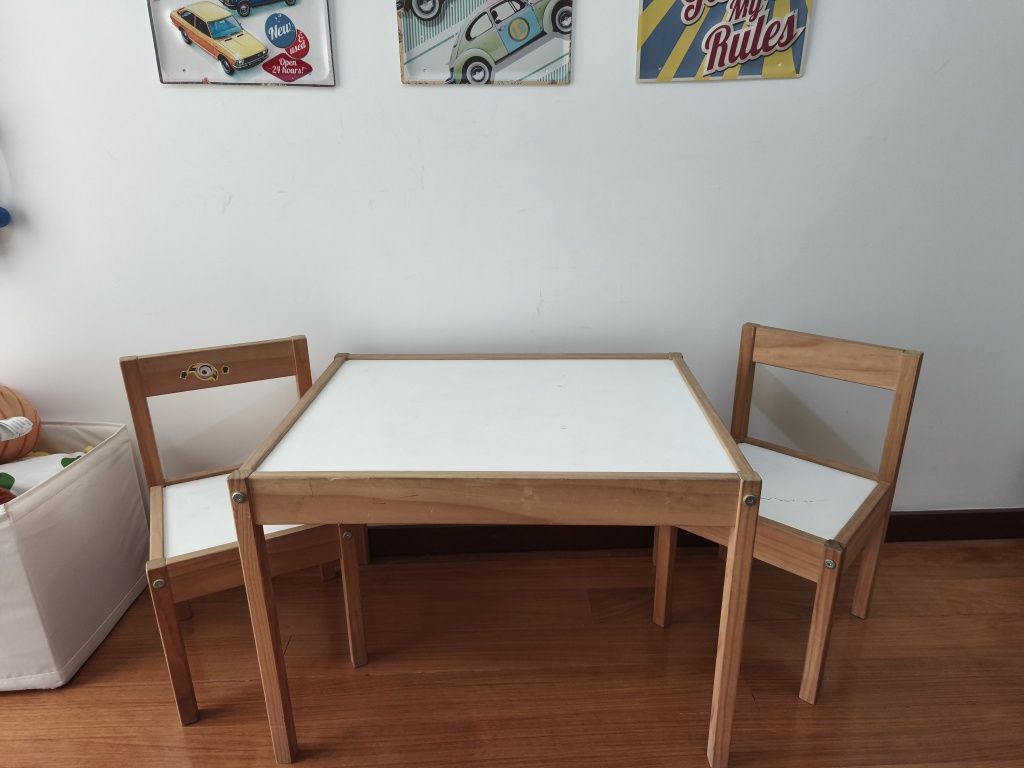 Mesa infantil com 2 cadeiras