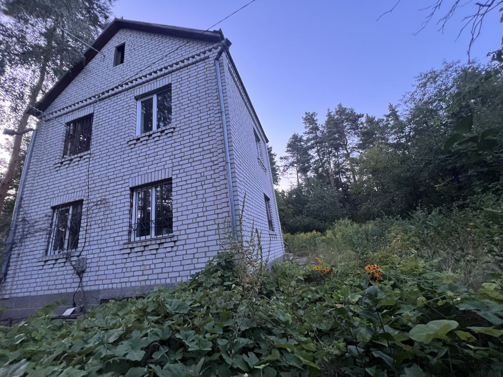 Продаж дачі на територіі лісу
