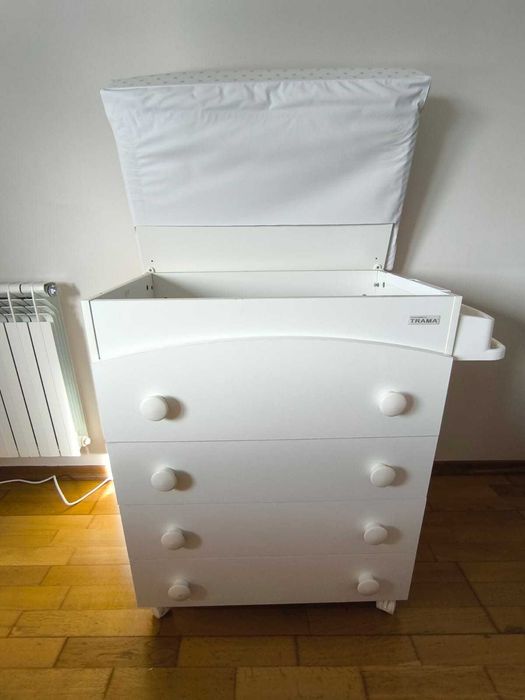 Cama de grades e cómoda Trama