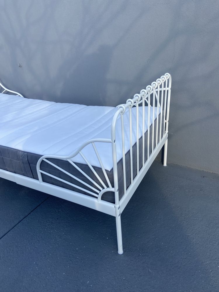 Cama de dolteiro em metal