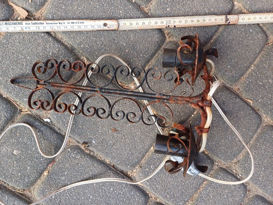 Wisząca metalowa lampa kinkiet na dwieżarówki stara retro lampka nocna