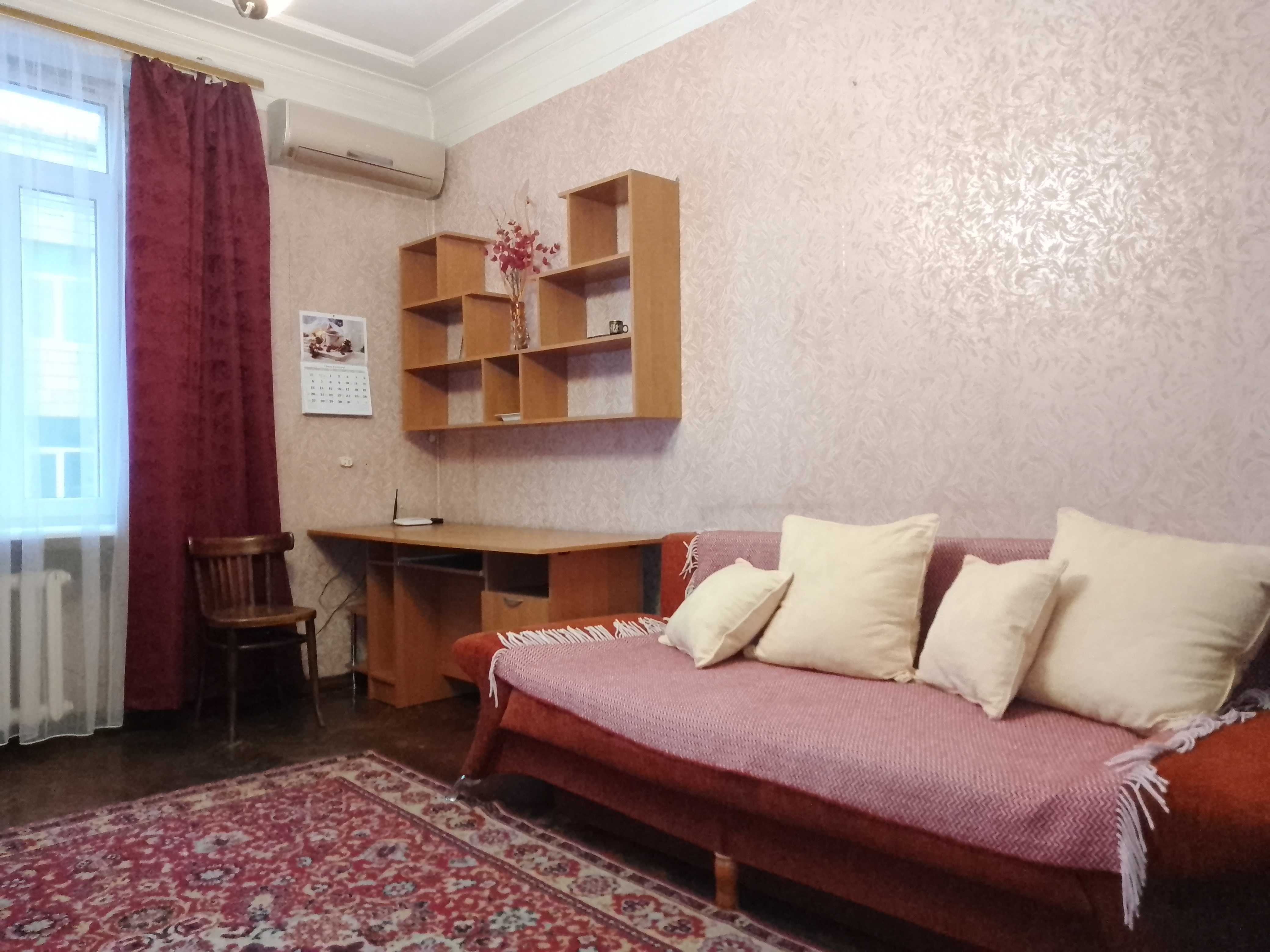 2комн.квартира возле метро Площадь Конституции.