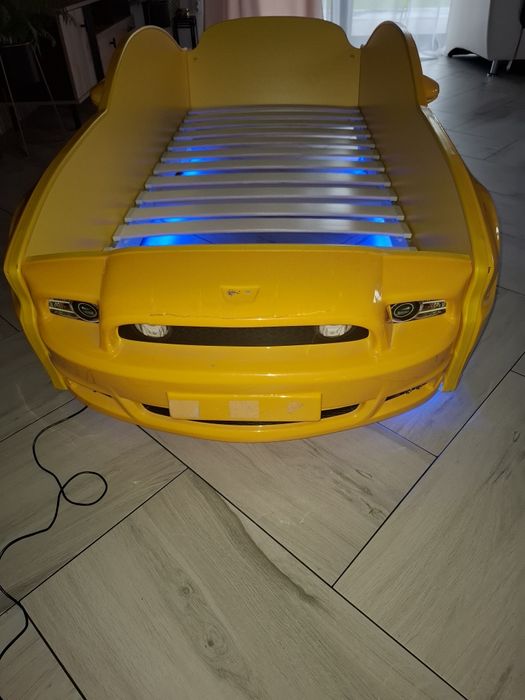Łóżko w kształcie  samochodu