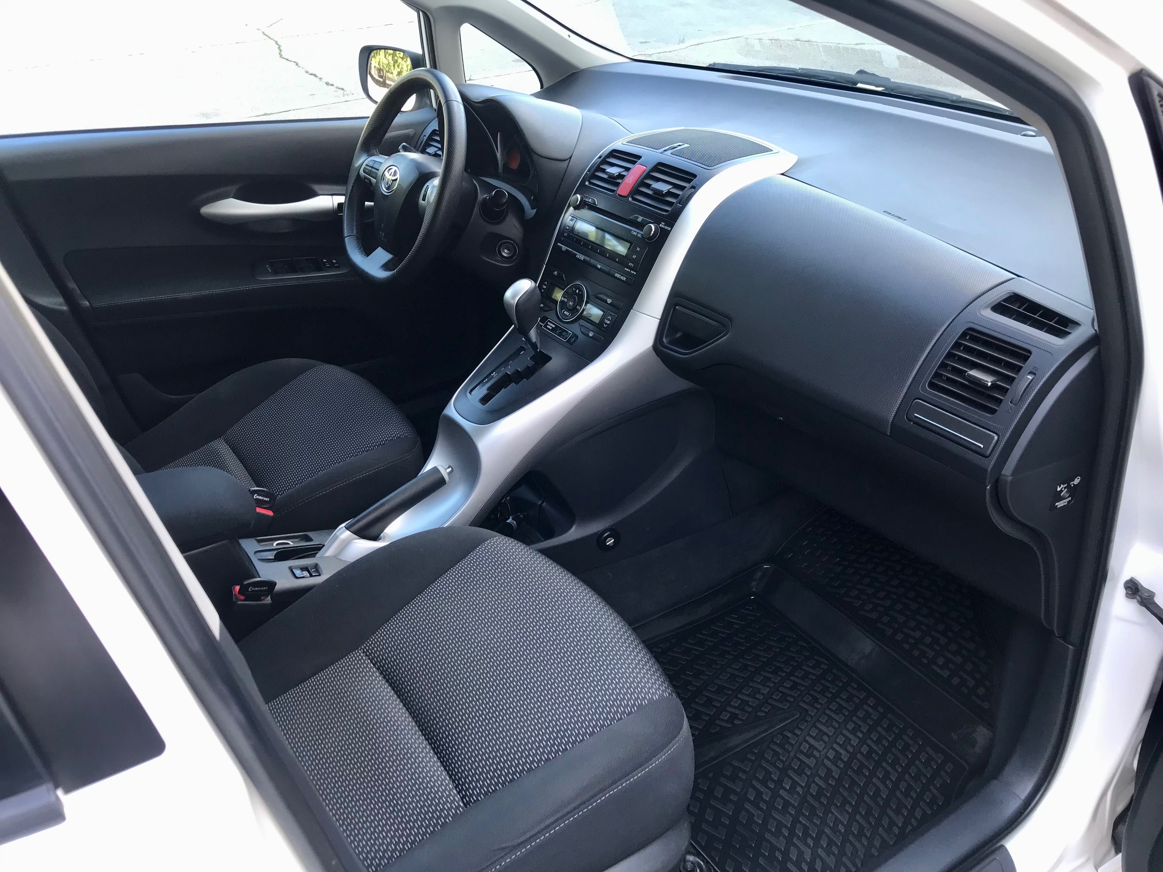 Тойота Аурис 2010г 1.6 Автомат.