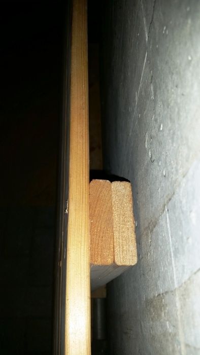 Drewniane drzwi do piwnicy