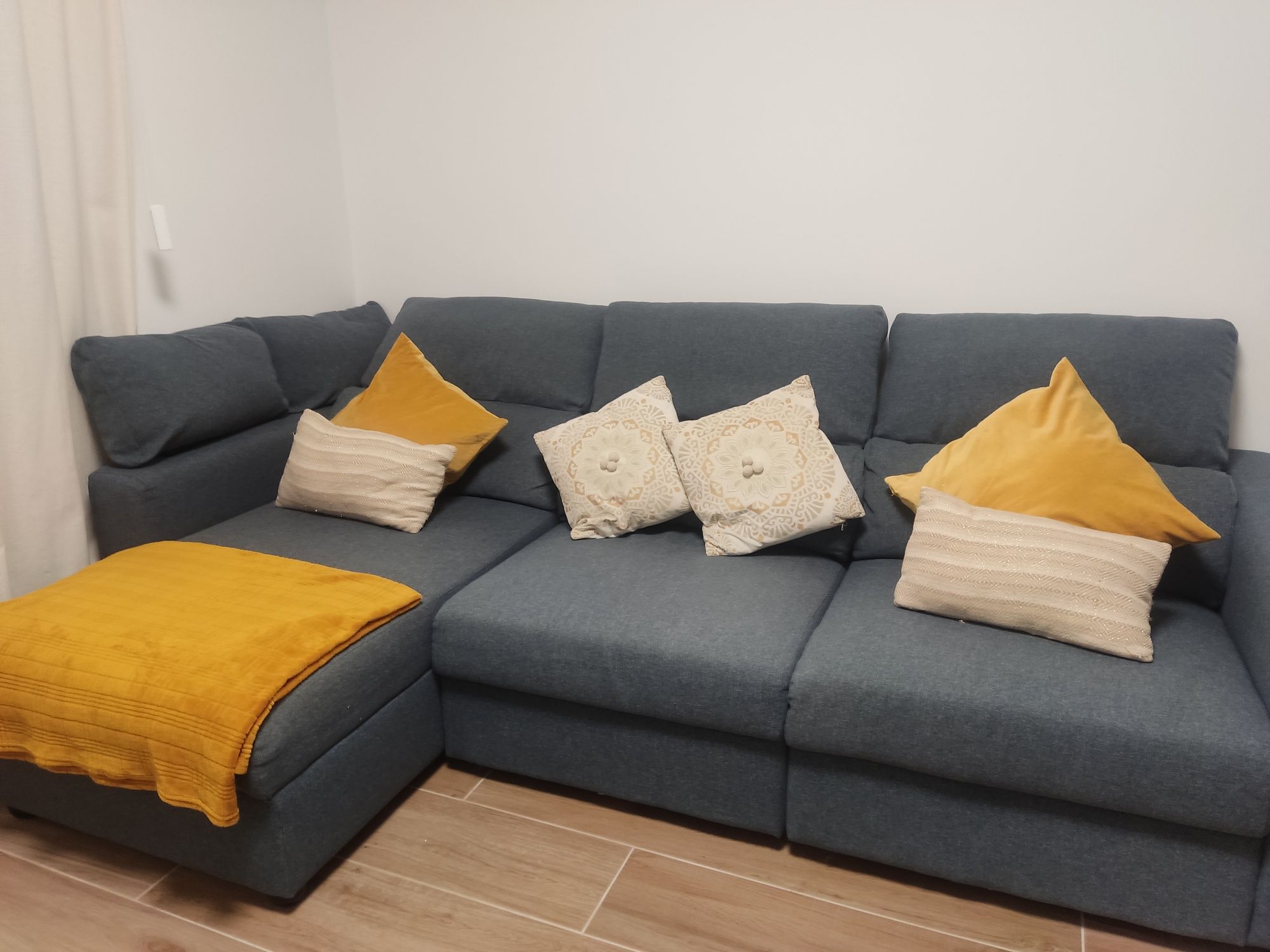 Sofá com chaise (possibilidade de abrir os três)