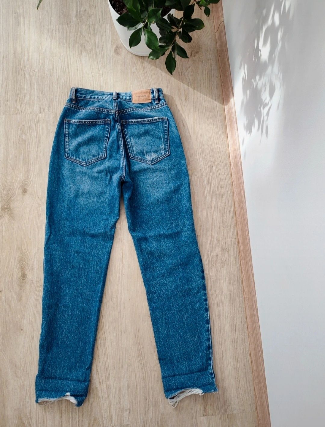 Spodnie z dziurami boyfriendy pull & bear 32