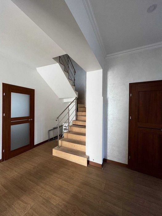 Жилий дім200м2+0,25га.Камін,сонячні панелі,електро/твердопалевний котл